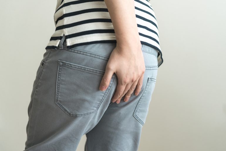 お尻をおさえている男性